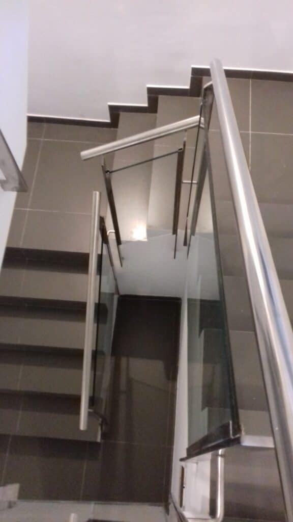 BARANDILLAS de acero inoxidable y cristal para escaleras interiores en Mallorca